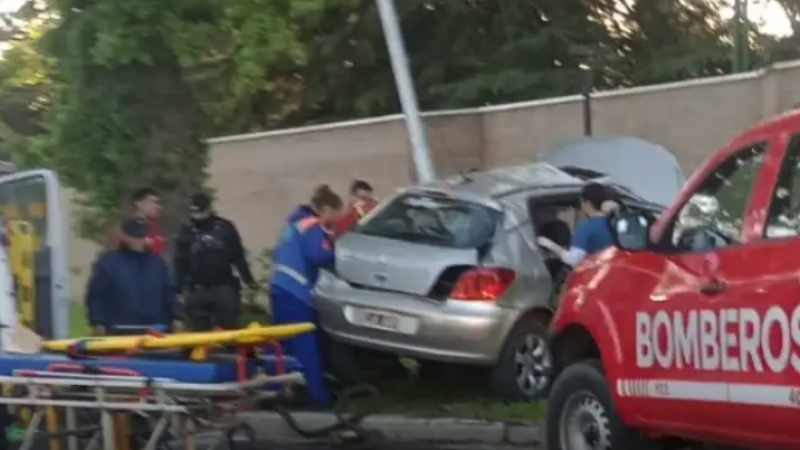 Un hombre murió tras chocar con su auto contra un poste de luz